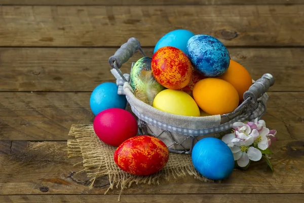 Święta Wielkanocne, kolorowe jajka w koszyku — Zdjęcie stockowe