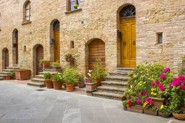 Schöne toskanische Straße, Pienza, Italien — Stockfoto