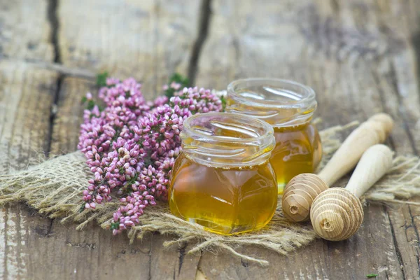 Gyógynövényméz hangszeres virágokkal — Stock Fotó