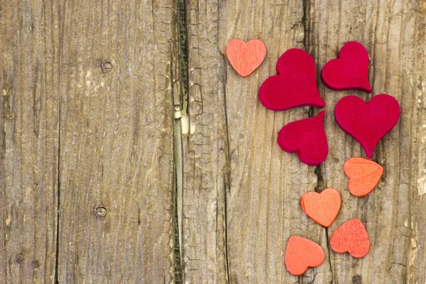 Corazones rojos sobre fondo de madera — Foto de Stock