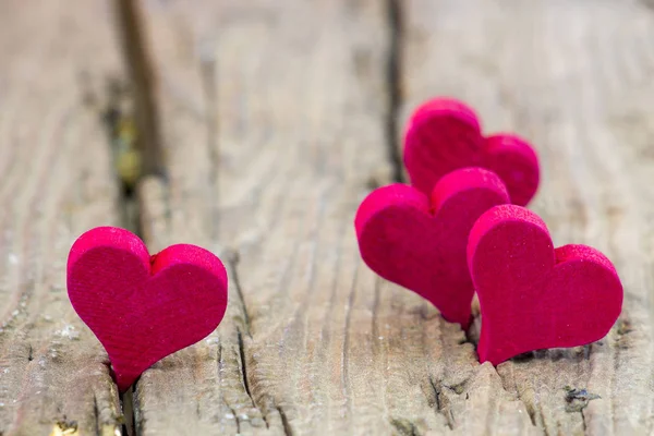 Corazones rojos sobre fondo de madera — Foto de Stock