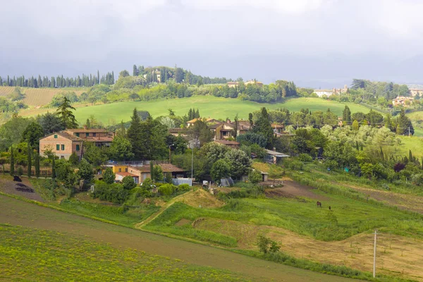 Типичный тосканский пейзаж в весеннее время — стоковое фото