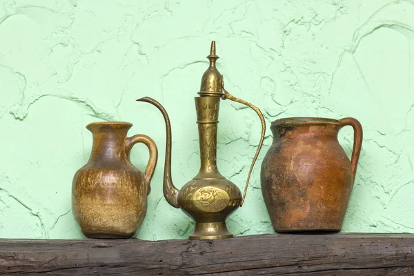 Viejos jarrones de cerámica y metal — Foto de Stock