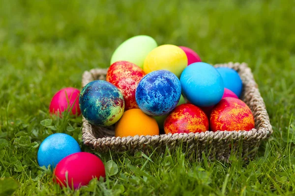 Feliz Páscoa, ovos coloridos em uma cesta — Fotografia de Stock