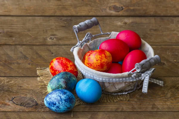 Święta Wielkanocne, kolorowe jajka w koszyku — Zdjęcie stockowe