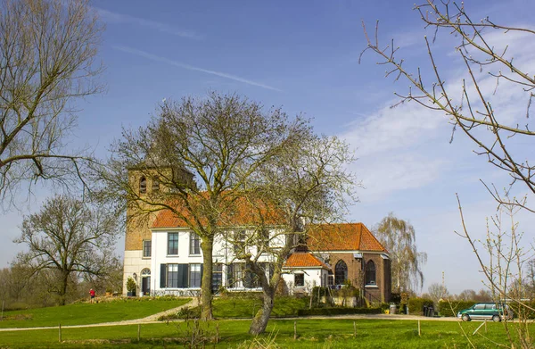 伝統的なオランダ村 Ooij、ヘルダーラント州、オランダの教会 — ストック写真