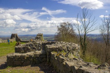 Yedi dağlarda Siebengebirge, Bonn, Almanya yanında Loewenburg kalıntıları