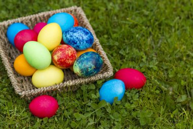 Mutlu Paskalyalar, sepetteki renkli yumurta