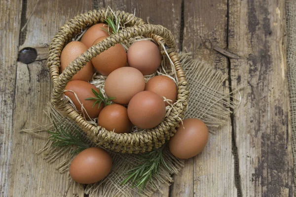 Huevos en una cesta — Foto de Stock