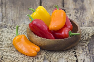 Bir kasede renkli biberler