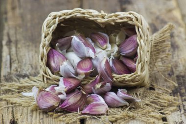 sepet içinde taze sarımsak