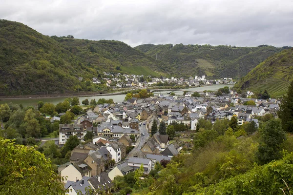 Widok na miasto Treis-Karden z rzeką Moselle w Niemczech — Zdjęcie stockowe