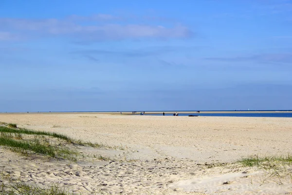 Silhuetas na praia em Renesse, Países Baixos — Fotografia de Stock