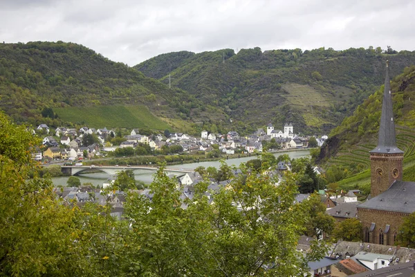 Almanya 'daki Moselle nehri ile Treis-Karden kasabası manzarası — Stok fotoğraf