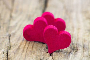 Ahşap arka planda kırmızı kalpler