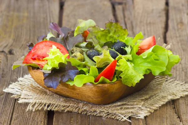 Ensalada fresca en un tazón — Foto de Stock