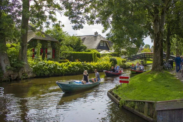 Giethoorn Nederländerna August 2017 Okända Besökare Sightseeing Båttur Kanal Giethoorn — Stockfoto