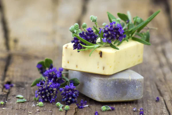 Tafeln Naturseife Und Lavendelblüten — Stockfoto