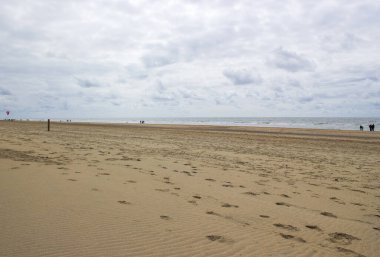 Hollanda sahillerinde siluetler.