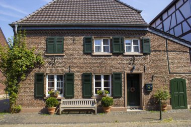 Ahşap kapılı ve pencereli eski Alman evi, tahta panjurlu, Wachtendonk, Kuzey Ren Vestfalyası, Almanya