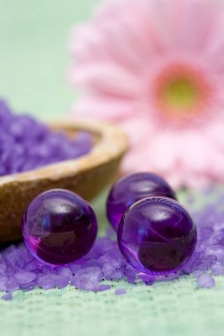 Yağ banyosu incileri ve gerbera çiçeği.