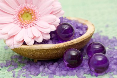 Yağ banyosu incileri ve gerbera çiçeği.