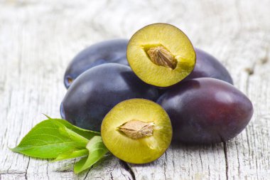 eski ahşap zemin üzerine taze erik