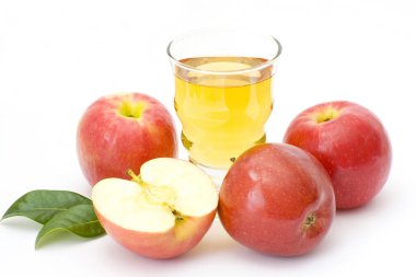 Bir bardak taze elma suyu ve taze meyveler.