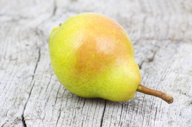 Eski ahşap arka planda taze armut