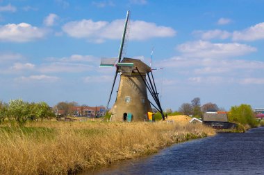 Hollanda 'nın ünlü Kinderdijk turistik bölgesinde yel değirmenleriyle kırsal alan. Bu 19 yel değirmeninden oluşan sistem 1740 'larda inşa edildi ve UNESCO' nun mirası haline geldi.