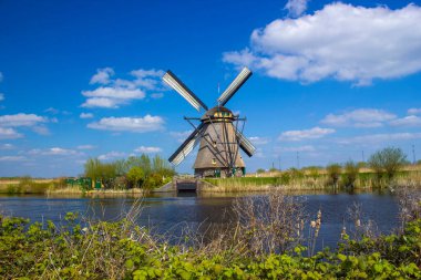 Hollanda 'nın ünlü Kinderdijk turistik bölgesinde yel değirmenleriyle kırsal alan. Bu 19 yel değirmeninden oluşan sistem 1740 'larda inşa edildi ve UNESCO' nun mirası haline geldi.