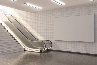 Panoda metro istasyonu yürüyen merdiven yukarı alay