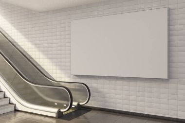 Panoda metro istasyonu yürüyen merdiven yukarı alay