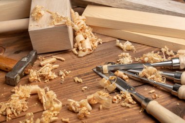 Marangoz dolabı üreticisi tezgahta el aletleri