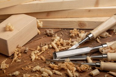 Marangoz dolabı üreticisi tezgahta el aletleri