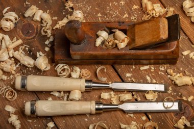 Marangoz dolabı üreticisi tezgahta el aletleri
