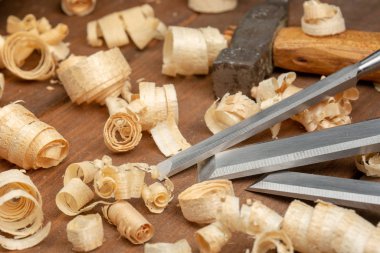 Marangoz dolabı üreticisi tezgahta el aletleri