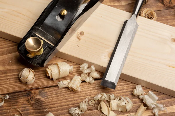 Chisel and small block plane with wood shavings — Stock Photo, Image