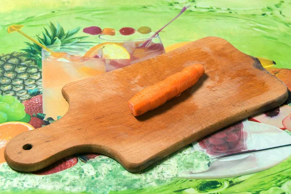 Cebollas y zanahorias peladas y cortadas en rodajas en la etapa de preparación de los platos —  Fotos de Stock