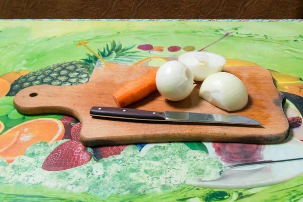 Peeled and sliced onions and carrots at the stage of preparation of dishes — Stock Photo, Image