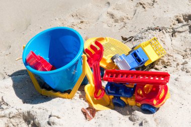 Çocuk oyuncakları kum plajındaki. Yaz tatil kavramı