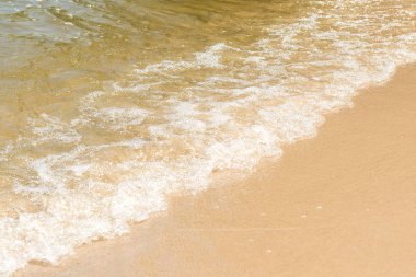 Plajda yaz tatili. Altın kum. Gelgit geçişli.