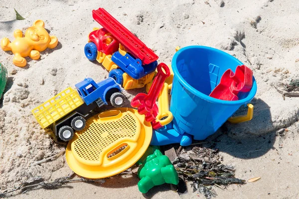Kind speelgoed aan zandstrand. Zomer vakantie concept — Stockfoto