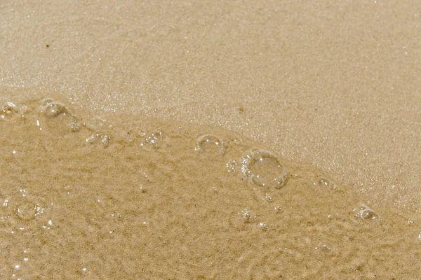 Praias e mar, ondas do mar lamberam a praia arenosa . — Fotografia de Stock