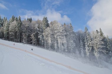 Kayak iniş Bukovel - Ukrayna beldesinde yamaçlarında. Kış rekreasyon ve spor.