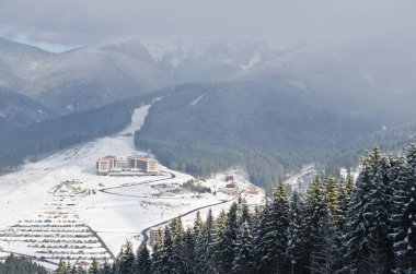 Karlı dağlar ve orman bir kayak merkezinde Panoraması. Dağlar şehrinde hava durumu.