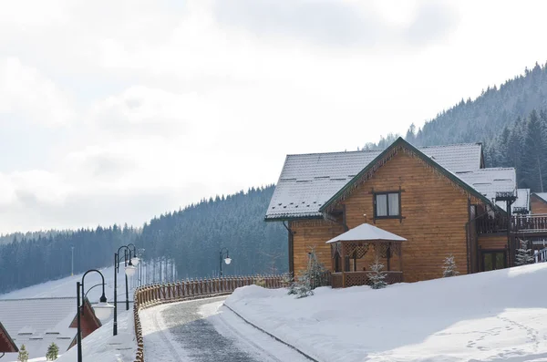 Rent wooden houses in the ski resort of Bukovel - Ukraine. Winter holidays. — Stock Photo, Image