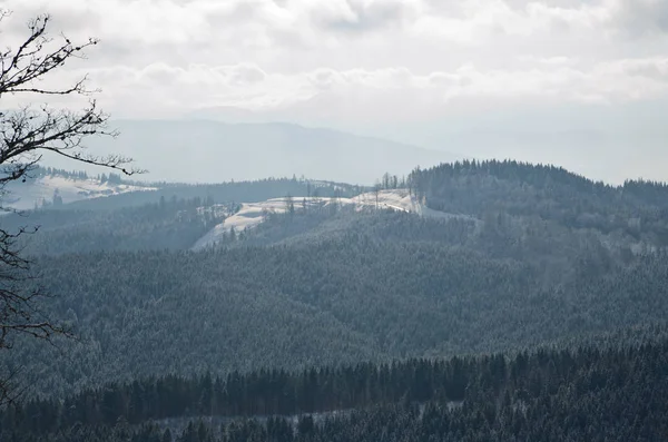 Panorama de montañas nevadas y bosque en una estación de esquí. Clima en las montañas . — Foto de Stock