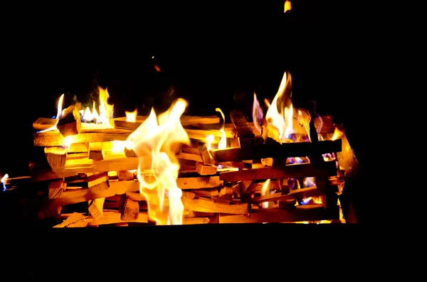 Las llamas encendieron el fuego, calentando su calor en clima frío. Reglas de cría segura de fuego . —  Fotos de Stock