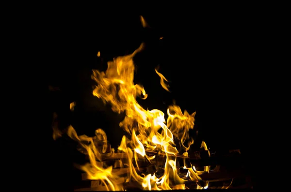 Las llamas encendieron el fuego, calentando su calor en clima frío. Reglas de cría segura de fuego . — Foto de Stock